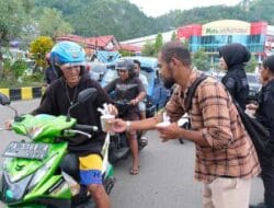 Humas Polda Papua Gandengan Wartawan Bagikan Takjil