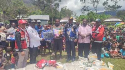 Pj Bupati Yopi Murib Bersama PMI Puncak Jaya Salurkan Bama dan Selimut untuk Pengungsi