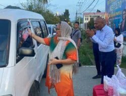BTM dan Ibu Kristhina Berbagi Takjil, Warga Sapa ‘Pak Gub’
