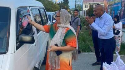 BTM dan Ibu Kristhina Berbagi Takjil, Warga Sapa ‘Pak Gub’