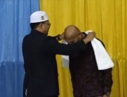 Momen Ustadz Firmadi Shaleh Lepaskan Sorban Dan Dipakaikan di Leher BTM