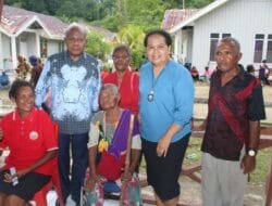 Masyarakat Supiori Rebutan Foto, Bersama Constant Karma dan Ibu Regina