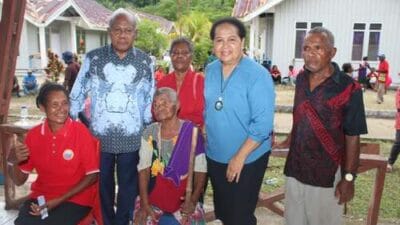 Masyarakat Supiori Rebutan Foto, Bersama Constant Karma dan Ibu Regina