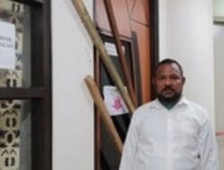 Wakil Ketua II MRP Palang Kantor Sekretariat, Desak Gubernur Ganti Seklis