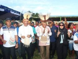 Terima Mahkota Cendrawasih, BTM Ajak Masyarakat Suku Sentani Bangun Papua Bersama-Bersama