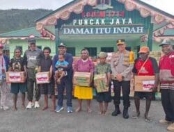 Pj Bupati Puncak Jaya Salurkan Bantuan Bama dari Kemensos RI untuk Pengungsi