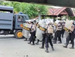 Demo di Uncen Atas Ricuh, Empat Anggota Terluka Mobil Truck Operasional di Bakar
