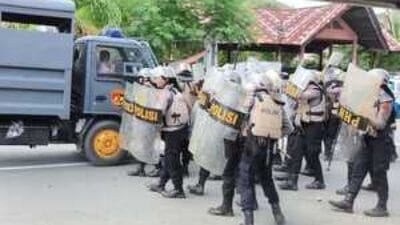 Demo di Uncen Atas Ricuh, Empat Anggota Terluka Mobil Truck Operasional di Bakar