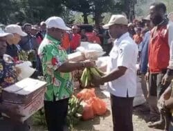 Wabub Mamteng Serahkan Bantuan Untuk Korban Banjir di Jayawijaya