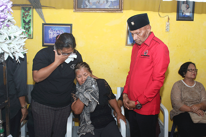 BTM dan Pengurus PDI Perjuangan Papua Melayat ke Rumah Duka Ramlan Hutapea