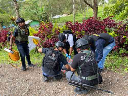 Dua Pekerja Bangunan Ditembak KKB, Satgas ODC Sigap Lakukan Evakuasi Korban dan Pengejaran