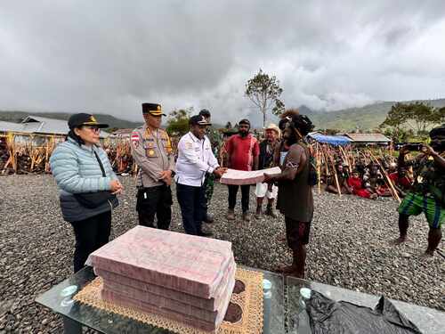 Pemkab Puncak Jaya Salurkan Dama Rp 10 Miliar Untuk Dukung Ritual Adat Perdamaian Dua Kubu Paslon