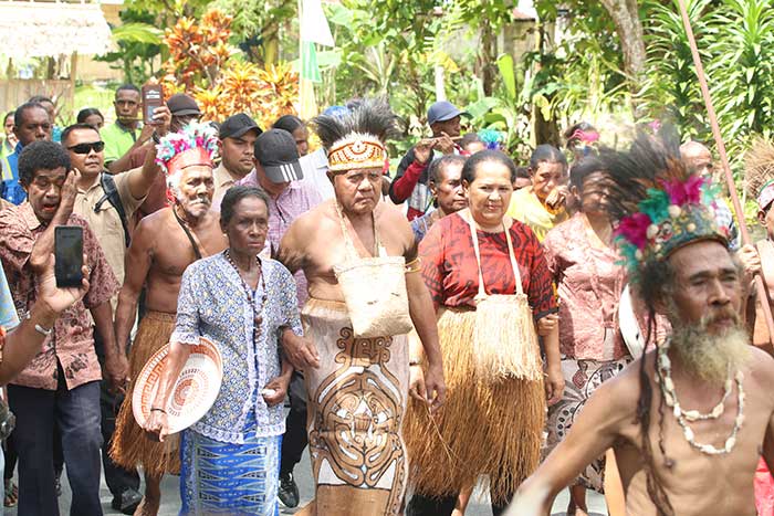 Menjemput Restu Leluhur, Constant Karma Disambut Hangat di Tanah Kelahiran: Harapan Masyarakat Biak Menggema untuk BTM-CK