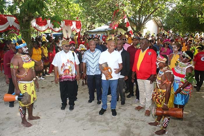 Masyarakat Adat Kampung Kayu Batu Nyatakan Dukungan untuk BTM–CK: “Kami Komitmen Menangkan Nomor Urut 1”