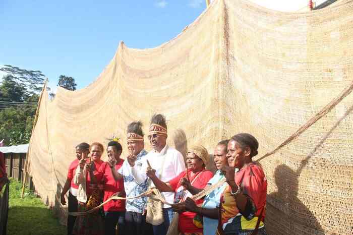 Mama-Mama Papua Persembahkan Noken Raksasa untuk BTM-CK: “Bukan Sekadar Calon, Tapi Anak Kami Sendiri”