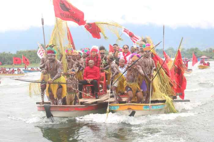 Warga Pesisir Danau Sentani Sambut Meriah Kedatangan BTM–CK dengan Konvoi Speed Boat