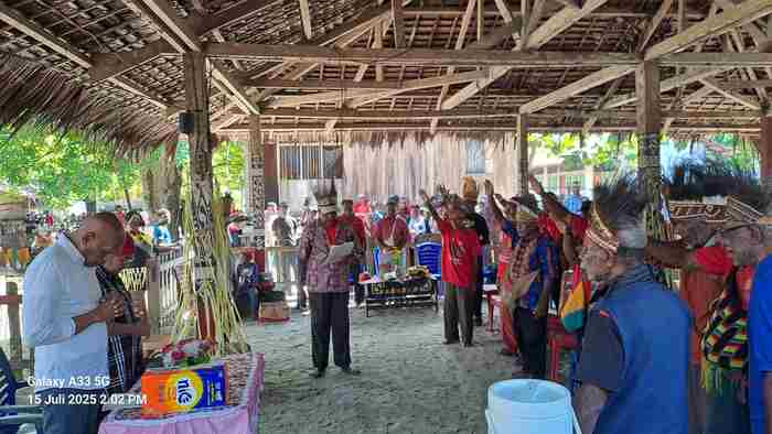 Disambut Adat di Rumah Besar Pioru Asooru, BTM Tegaskan Komitmen Bangun Papua Berbasis Budaya