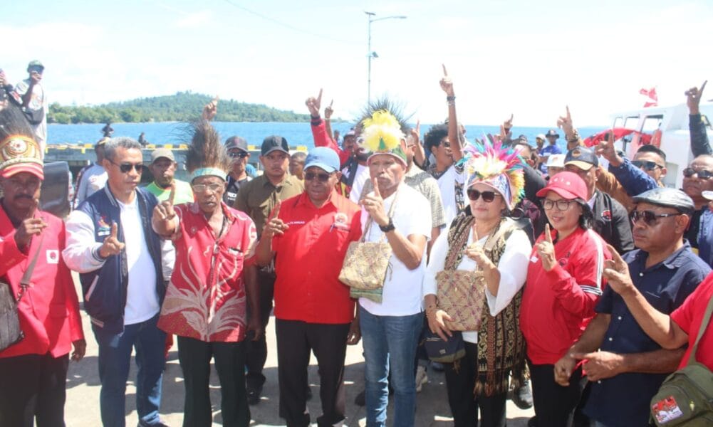 Bupati Waropen Fransiscus Xaverius Mote Sambut Langsung Kedatangan BTM di Dermaga Pindemani