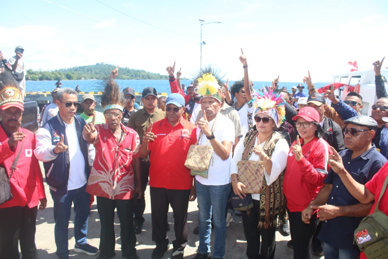 Bupati Waropen Fransiscus Xaverius Mote Sambut Langsung Kedatangan BTM di Dermaga Pindemani
