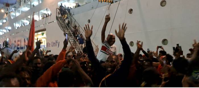 Ratusan Pendukung Jemput BTM di Dermaga Jayapura: Tak Sekadar Sambutan, Tapi Juga Menjemput Kemenangan dari Saireri