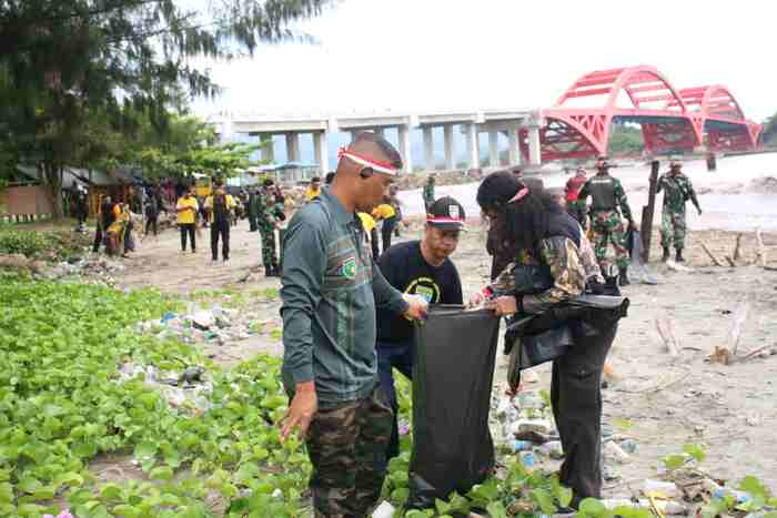 Kolaborasi untuk Negeri: GM FKPPI Papua, Kota Jayapura dan TNI-Polri Bersihkan Pantai Holtekamp Jelang HUT RI