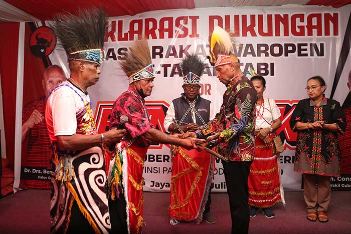 Masyarakat Waropen di Tanah Tabi Gelar Prosesi Adat, Nyatakan Dukungan Penuh untuk BTM-CK