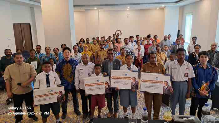Senator Pdt. David Waromi Serahkan Beasiswa PIP Tahap I kepada 190 Siswa di Papua
