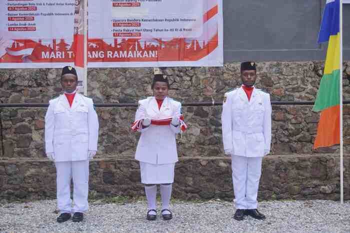 Tiga Pemuda Kampung Banti Kibarkan Merah Putih dengan Gagah, Warnai Peringatan HUT ke-80 RI di Tembagapura