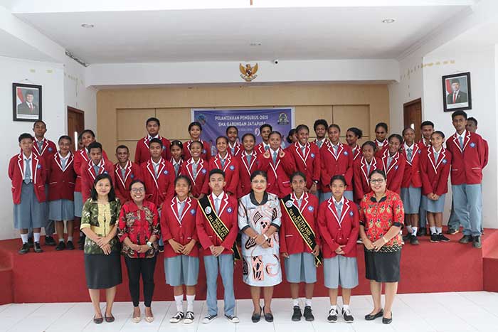 OSIS SMA Gabungan Resmi Dilantik, Dr. Sandra Titihalawa: Tertibkan Diri Sebelum Menertibkan Teman