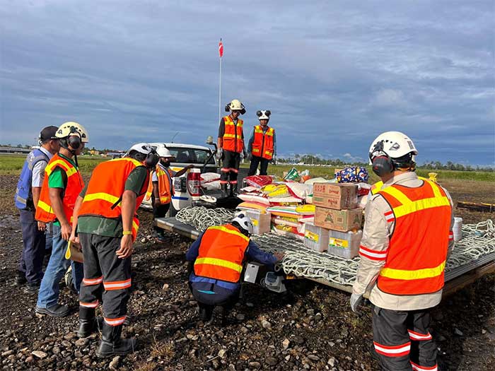 Freeport Terbangkan 90 Ton Kebutuhan Natal Warga Dataran Tinggi Mimika Lewat Program Community Christmas Flights