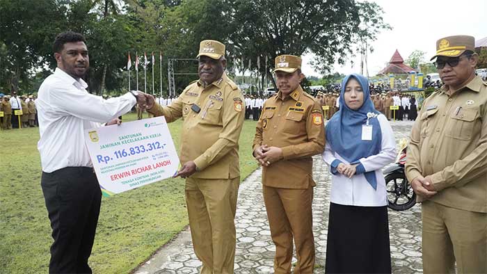 Pemkot Jayapura Salurkan Rp116 Juta Santunan JKK dan Beasiswa bagi Ahli Waris Tenaga Non-ASN