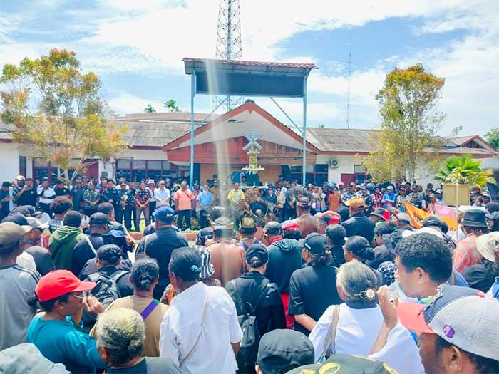 Warga GKI Biak Gelar Aksi Damai, Tolak Penggunaan Tanah Adat oleh TNI dan Rencana Bandar Antariksa