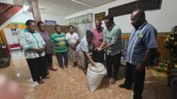 Syukur atas Panen Perdana, Senator Pdt. David Waromi Berbagi Beras kepada Para Pendoa di Skyland