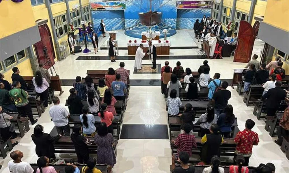 Jemaat GPI Elim Abepura Ikuti Malam Penyegaran Iman dan Pawai Obor Sambut Fajar Paskah