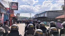 Unjuk Rasa di Kota Jayapura Tegang: Massa Tertahan, Aparat Siaga Penuh
