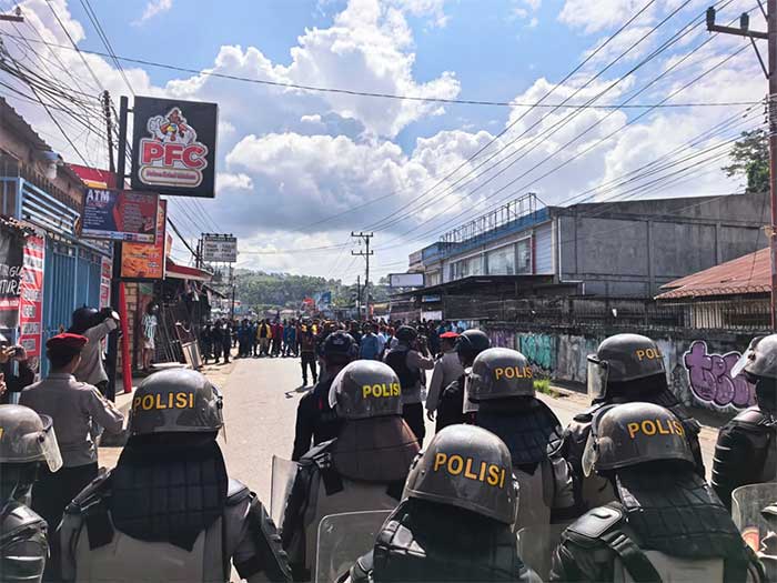 Unjuk Rasa di Kota Jayapura Tegang: Massa Tertahan, Aparat Siaga Penuh