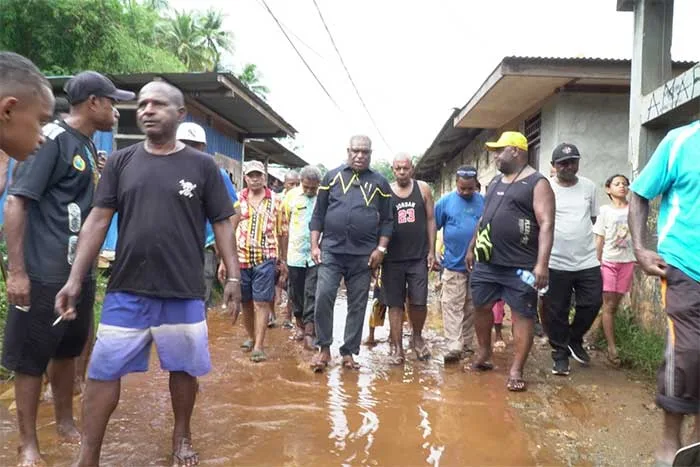 Abisai Rollo Cek Lokasi Banjir di Imbi, Sedimentasi dan Sampah Jadi Penyebab