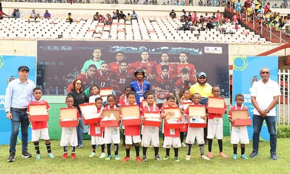 Dukung Grassroots, Freeport Salurkan 1.000 Sepatu untuk SSB di Tiga Kota