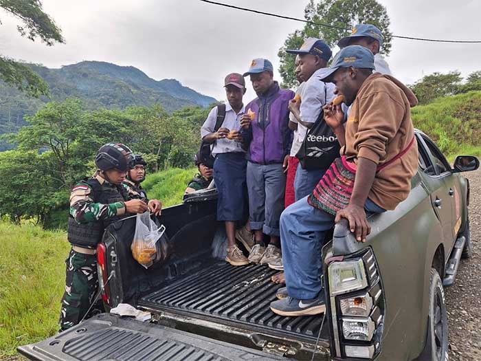Tembus Medan Terjal, Satgas TNI Antar Anak Sekolah di Pedalaman Tolikara