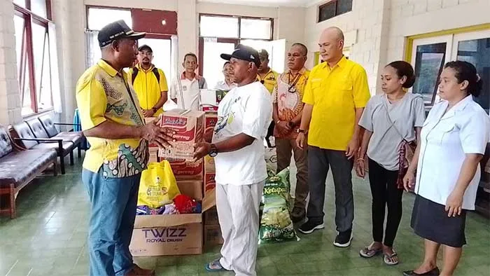 Golkar Biak Serahkan Bantuan Kemanusiaan untuk Warga Terdampak Ledakan di Fandoi