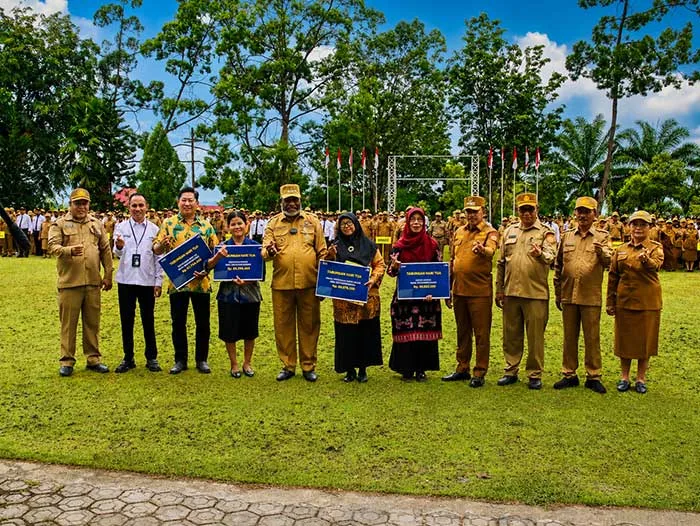 Wali Kota Jayapura Pimpin Apel Gabungan, Serahkan SK Pensiun dan Santunan THT kepada Lima ASN