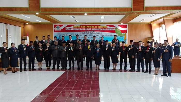 Elia Sanadi Resmi Dilantik sebagai Anggota PAW DPRK Biak, Ketua Dewan Ingatkan Amanah Wakil Rakyat Harus Dijaga