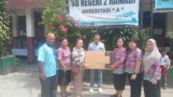 Kunjungi SD di Hamadi, Pansus Otsus DPR KotaJayapura Bantu Dua Unit Komputer