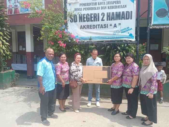 Kunjungi SD di Hamadi, Pansus Otsus DPR KotaJayapura Bantu Dua Unit Komputer