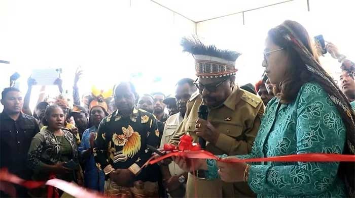 Gubernur John Tabo Resmikan Puskesmas Uganda, Dorong Pelayanan Kesehatan untuk Warga Kelila
