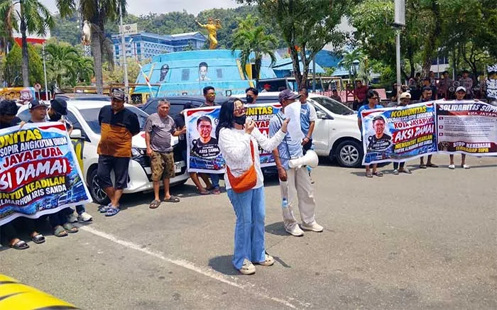 Puluhan Sopir Jayapura Demo Tuntut Keadilan atas Kematian Aris Sanda