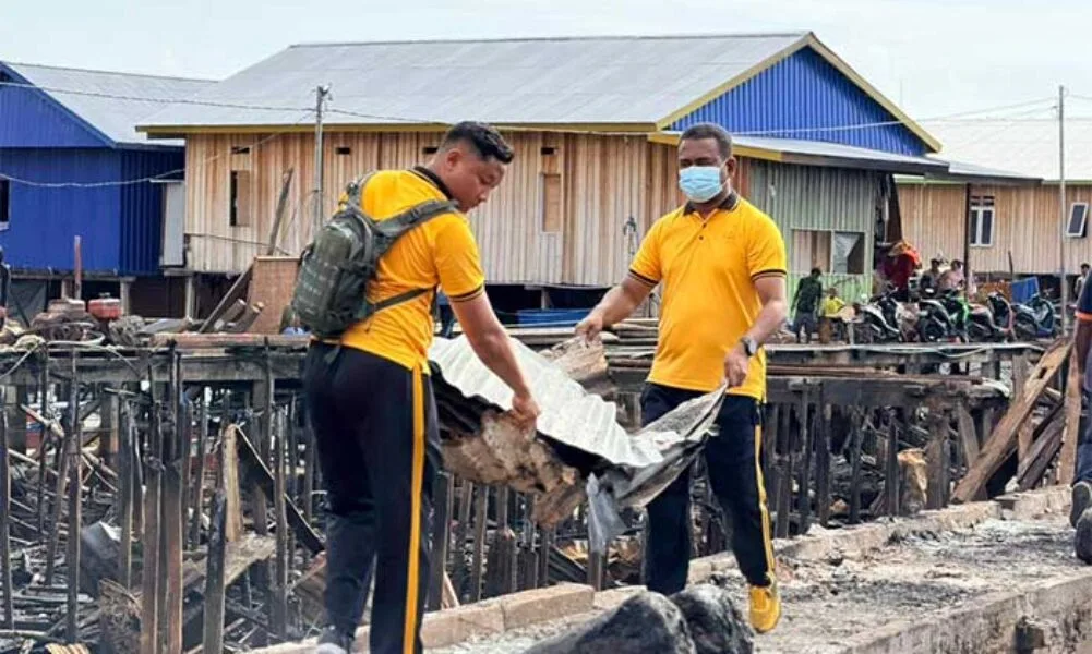 Polresta Jayapura Kota dan Forkopimda Bersihkan Puing Kebakaran di Dok 5 Bawah