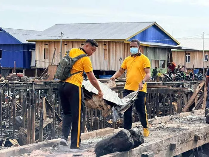 Polresta Jayapura Kota dan Forkopimda Bersihkan Puing Kebakaran di Dok 5 Bawah