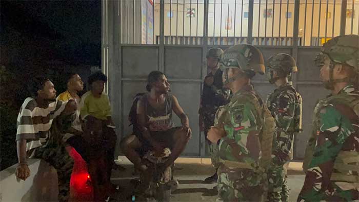 Yonif TP 810/BEM Gelar Patroli Malam di Doyo Baru, Pastikan Keamanan Warga