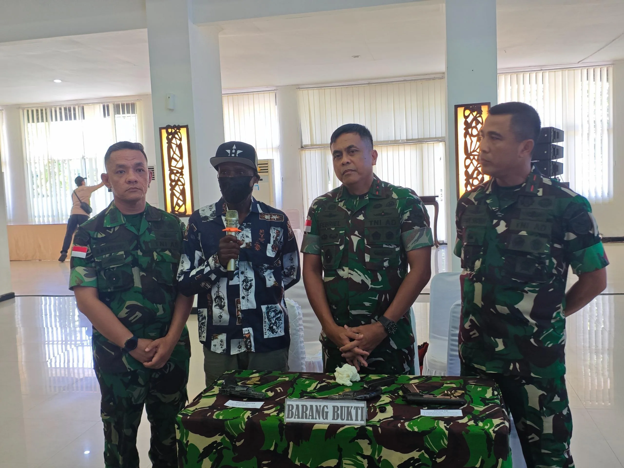 Lima Anggota Keluarga Eks OPM Kembali ke NKRI, Serahkan Tiga Senjata Api